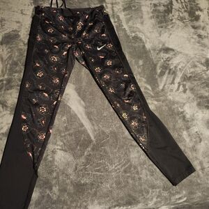 Nike Women's Floral Black Leggings With Phone Pocket